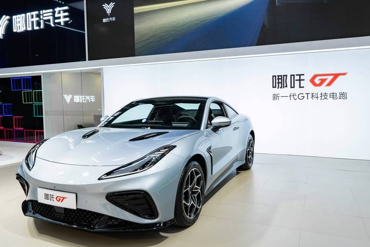 重庆173哪吒汽车在智能汽车领域的表现，领途汽车在新能源汽车市场中的影响力